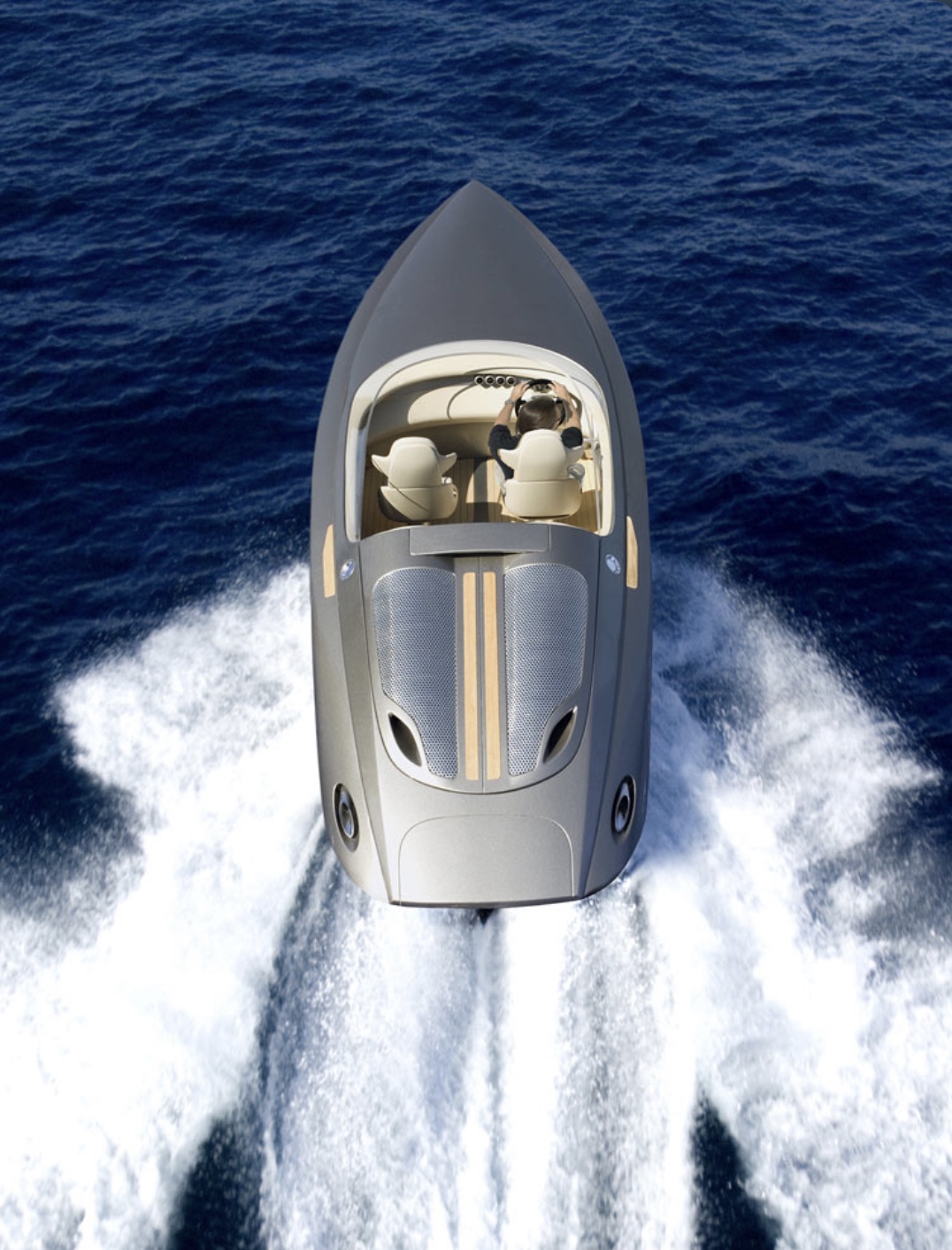 a-look-at-the-‘fearless’-porsche-speedboat