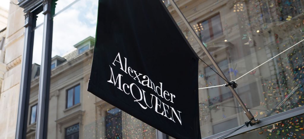 the-evolution-of-fashion’s-edgiest-designer-brand:-alexander-mcqueen’s-meteoric-rise-to-prominence