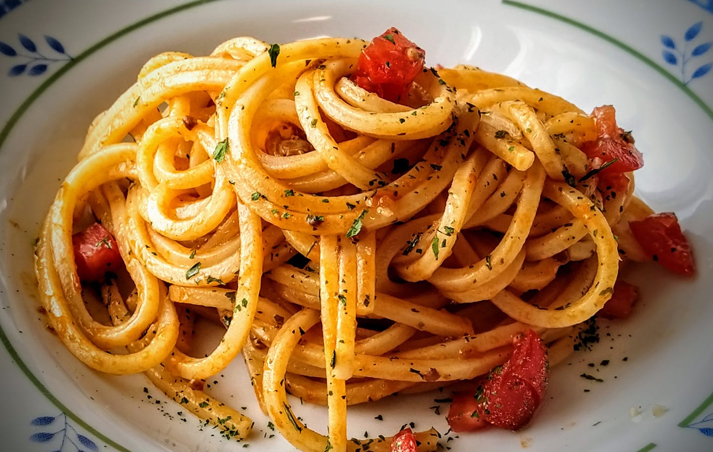 spaghetti-del-capitano,-il-sughetto-tutto-a-crudo-che-si-cuoce-nella-pasta-appena-scolata.-la-ricetta-siciliana-dal-sapore-fantastico