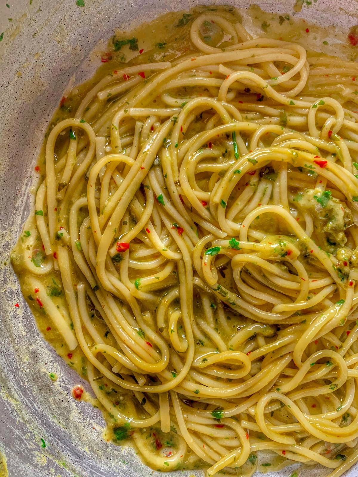 spaghetti-aglio-e-olio-alla-romana.-ancora-piu-buoni-dei-classici,-la-nonna-svela-l’ingrediente-segreto-in-piu,-ne-basta-pochissimo