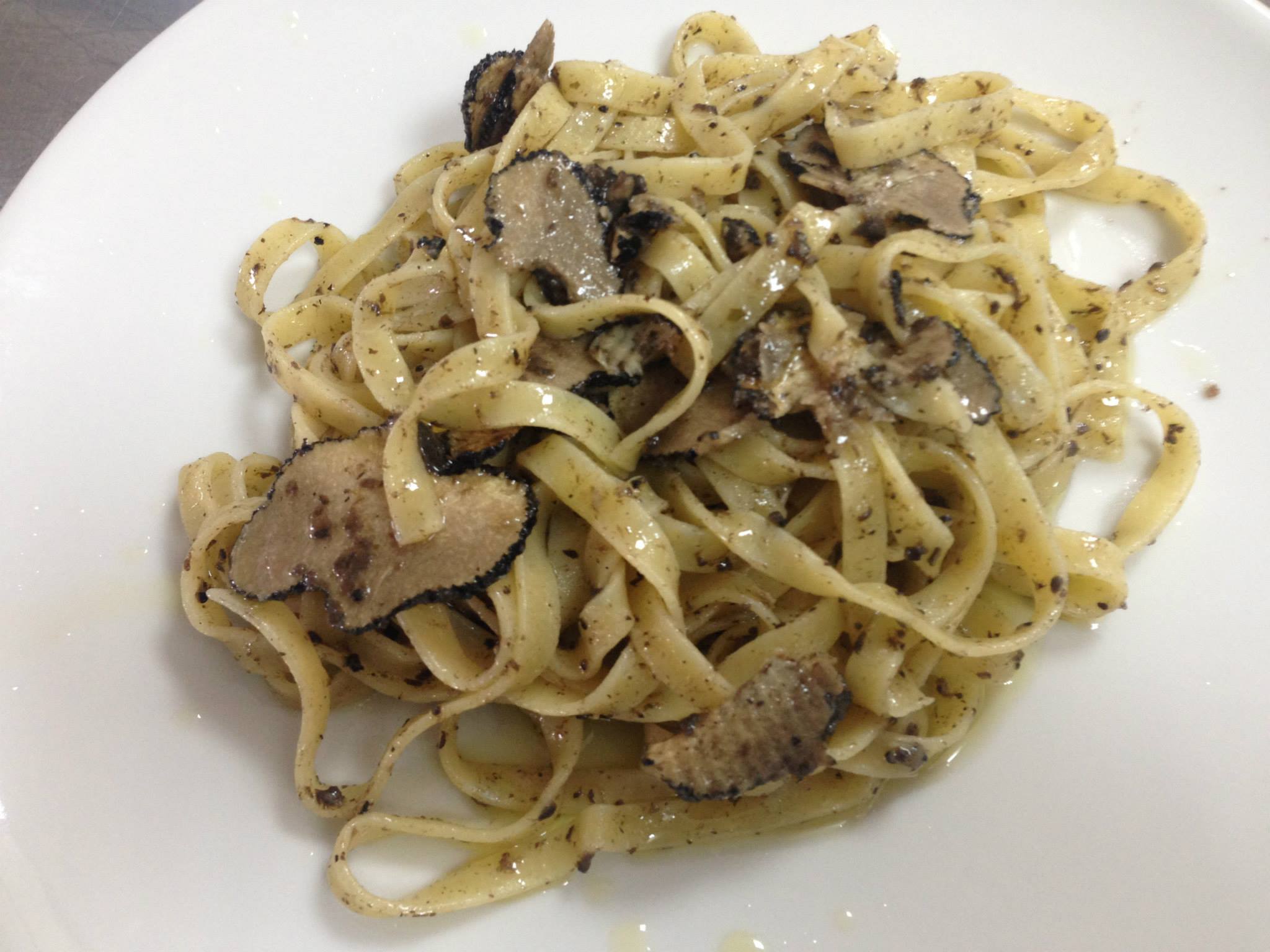 tagliatelle-alla-sveltina,-il-primo-piu-veloce-che-c’e.-altro-che-aglio-e-olio,-farete-sempre-questo-per-un-pranzo-dell’ultimo-minuto