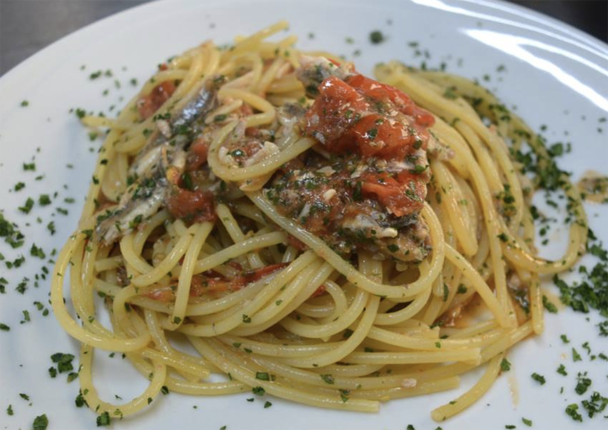 spaghetti-alla-finanziera,-l’antica-ricetta-siciliana-con-la-tecnica-delle-due-tazzine-da-caffe.-piu-veloci-e-buoni-dell’aglio-e-olio