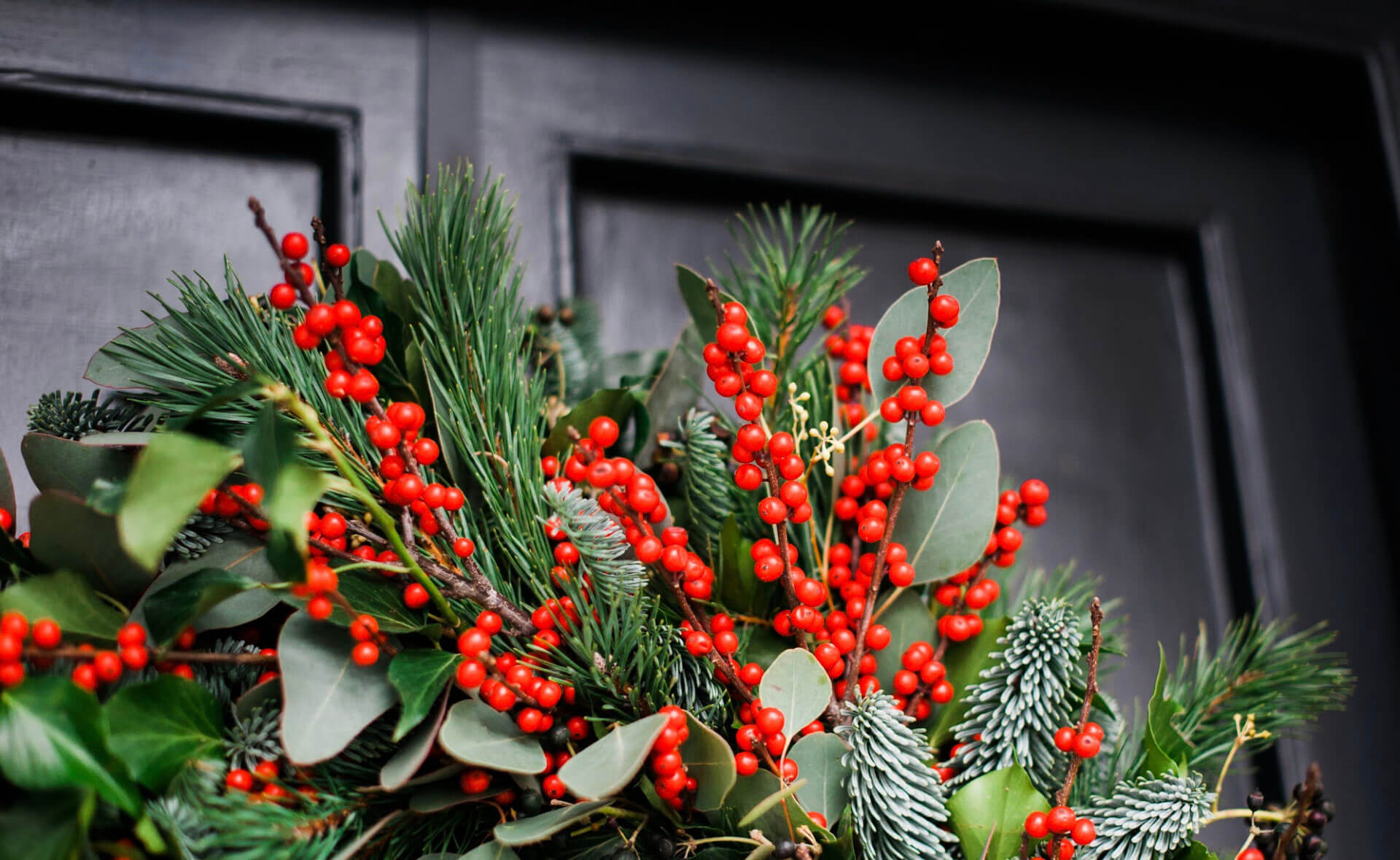 bloom's-christmas-wreath-delivery-service-–-let-no-door-be-undressed-this-winter