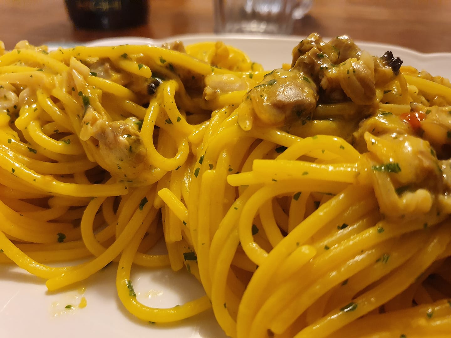 spaghetti-alla-carbonara-di-vongole,-piu-golosi-e-cremosi-dei-classici.-l’alternativa-veloce-per-la-cena-di-natale