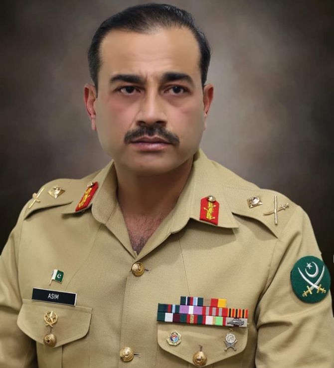 new-pak-army-chief-warns-india-of-'any-misadventure'-during-loc-visit