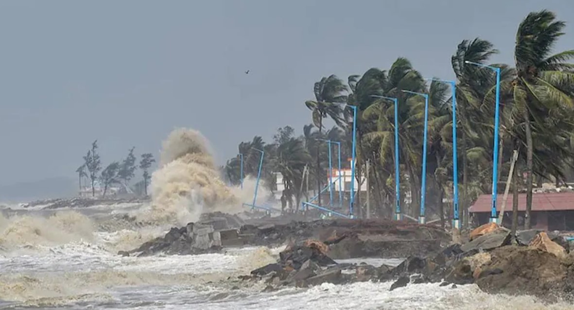 cyclone-mandous-kills-3,-affects-over-21,000-in-sri-lanka