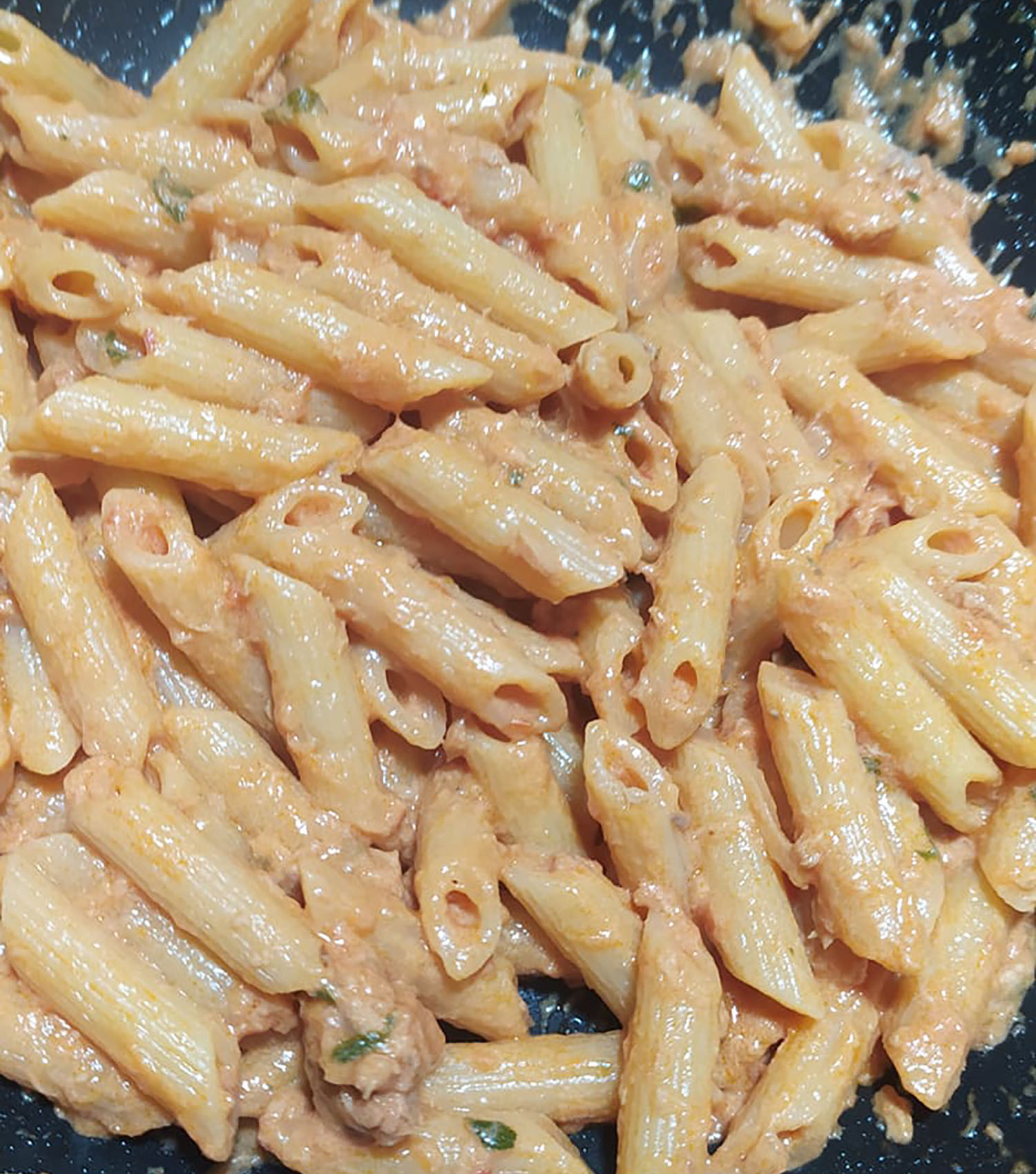 penne-al-baffo-col-tonno-in-scatola-di-benedetta:-il-primo-salva-pranzo-e-cena,-super-cremoso-in-5-minuti.-fantastiche