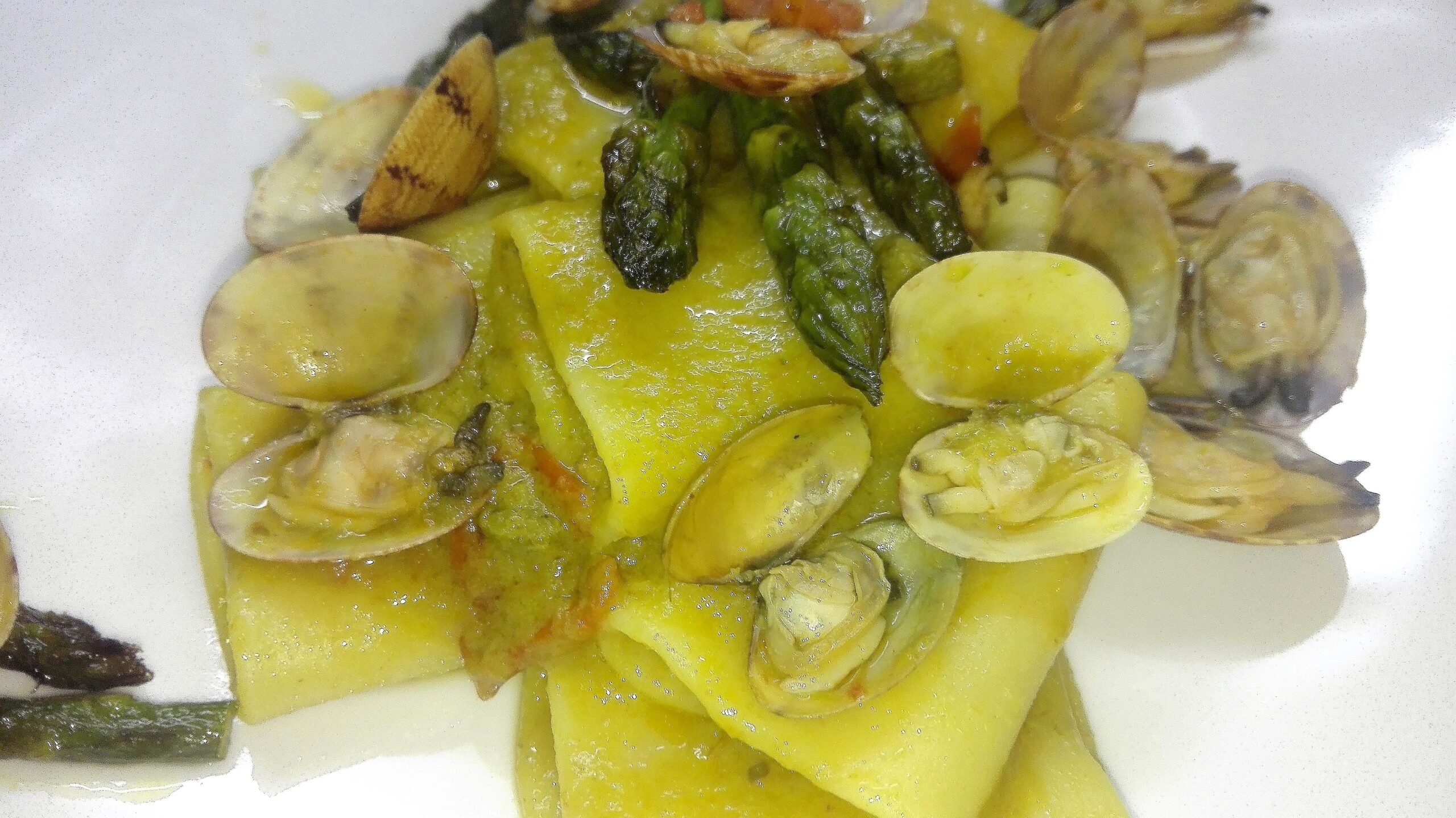 paccheri-e-vongole-al-verde-cremoso,-altro-che-pesto.-l’ingrediente-in-piu-che-lo-fa-diventare-speciale