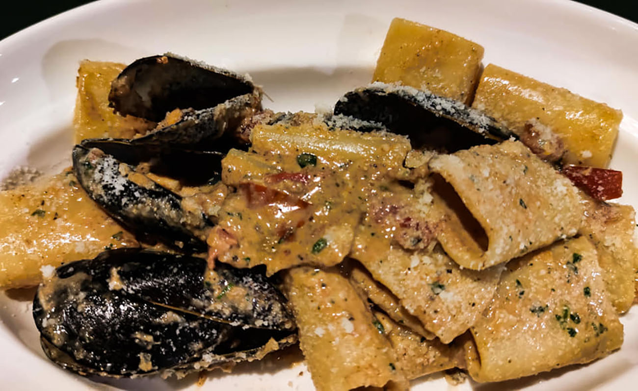 paccheri-cozze-e-pecorino,-non-ditelo-ai-romani-che-e-buona-di-cacio-e-pepe.-cannavacciuolo-la-fa-con-questi-trucchi-ed-e-la-migliore