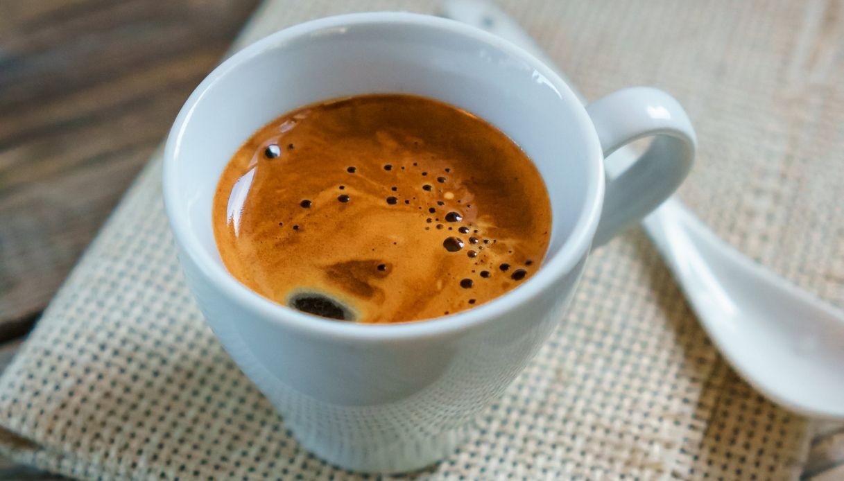 il-caffe-perfetto-con-moka-o-macchinetta-con-i-segreti-di-cannavacciuolo.-“cosa-aggiungo-nell’acqua,-ne-basta-un-granello”