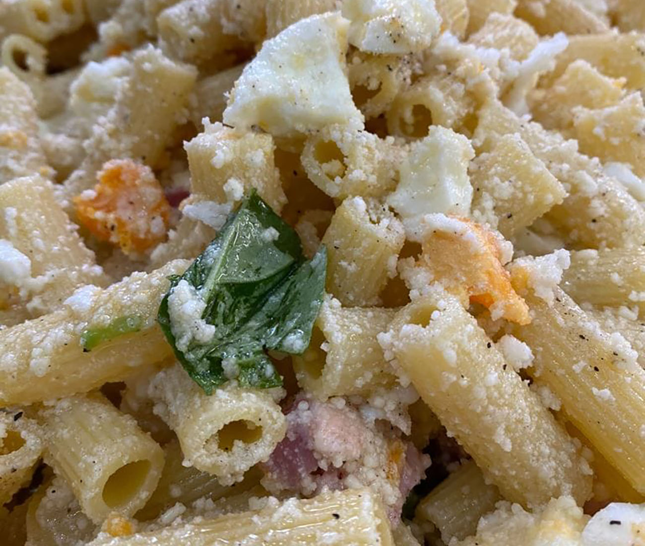 pasta-alla-carbonara-fredda,-la-ricetta-estiva-buonissima-con-il-condimento-a-crudo-senza-padella.-pronta-in-5-minuti