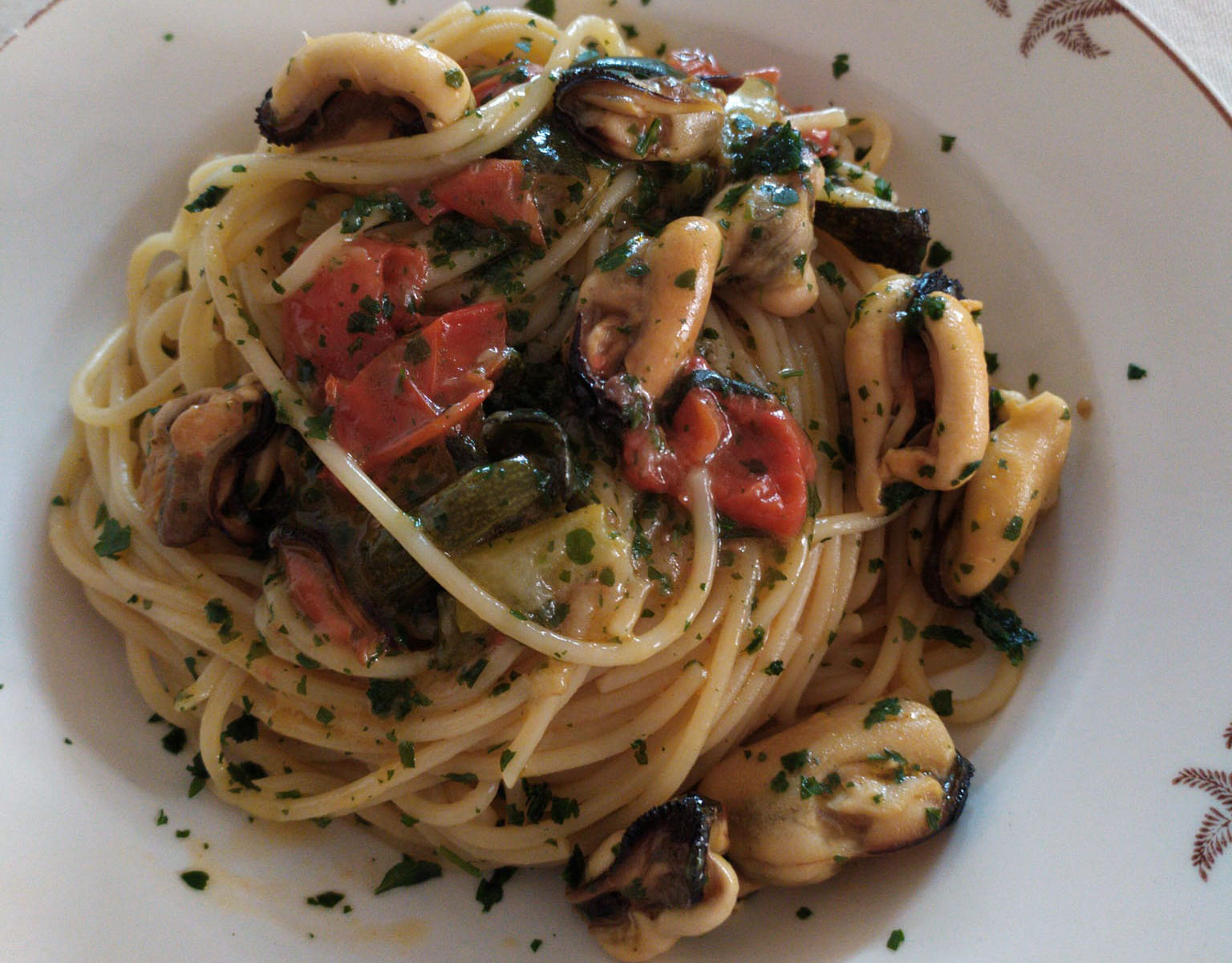 spaghetti-con-le-cozze-perfetti,-cannavacciuolo-svela-i-3-segreti-per-farli-cremosi-e-golosi:-“cosa-si-aggiunga-nell’acqua-della-pasta”