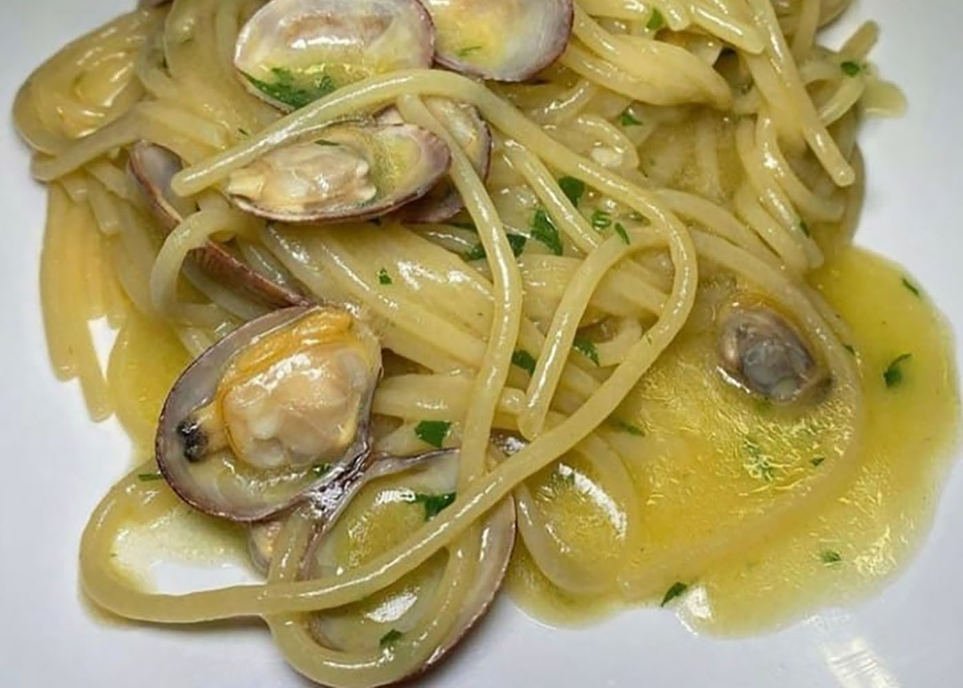 spaghetti-alle-vongole-perfetti,-il-passaggio-fondamentale-che-nessuno-conosce:-cosa-si-mette-nelle-vongole-prime-di-cuocerle