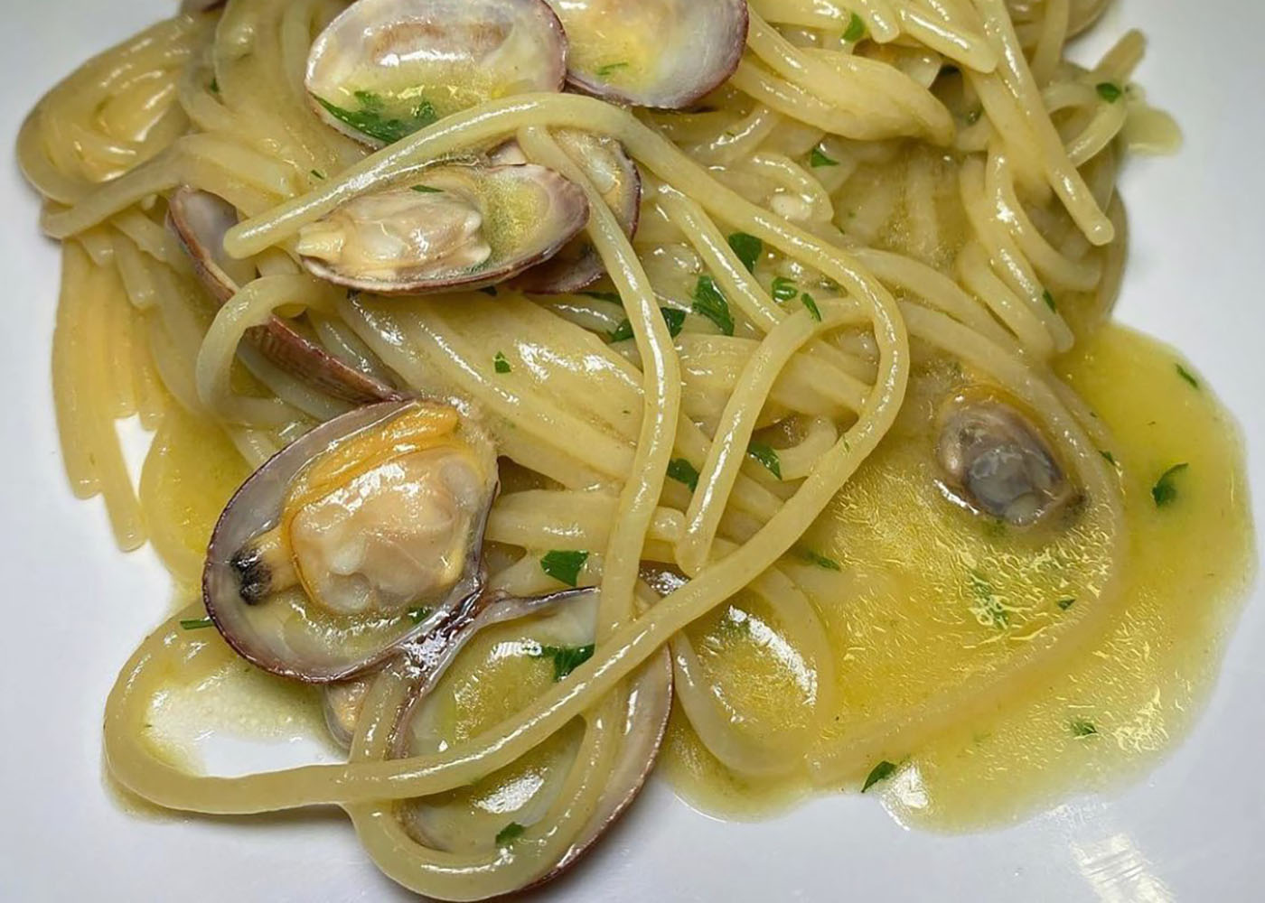 spaghetti-con-le-vongole-super-cremosi-con-il-segreto-di-zi-mari-a-marechiaro:-“cosa-uso-al-posto-dell’olio,-molto-piu-buoni”