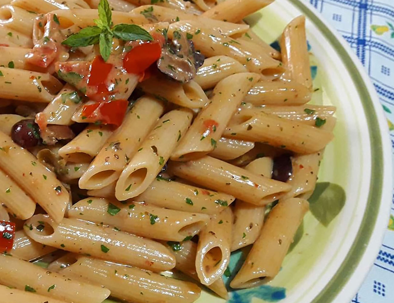 pasta-alla-disperata,-il-primo-super-goloso-da-fare-quando-fa-caldo-e-non-si-ha-voglia-di-stare-ai-fornelli.-meglio-della-puttanesca