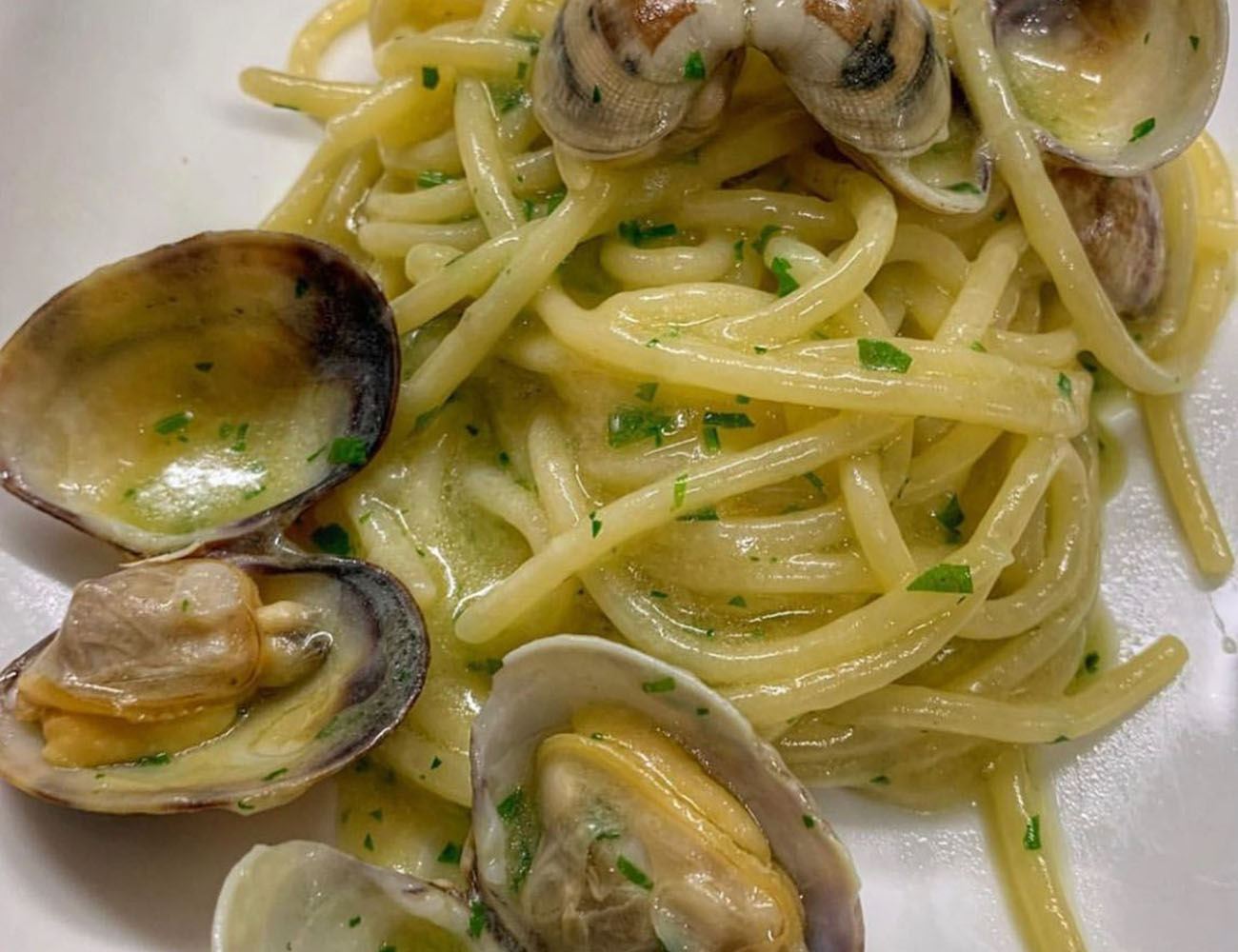 spaghetti-con-le-vongole-super-cremosi,-peppe-guida-svela-il-suo-segreto-del-doppio-fondo-per-farli-perfetti