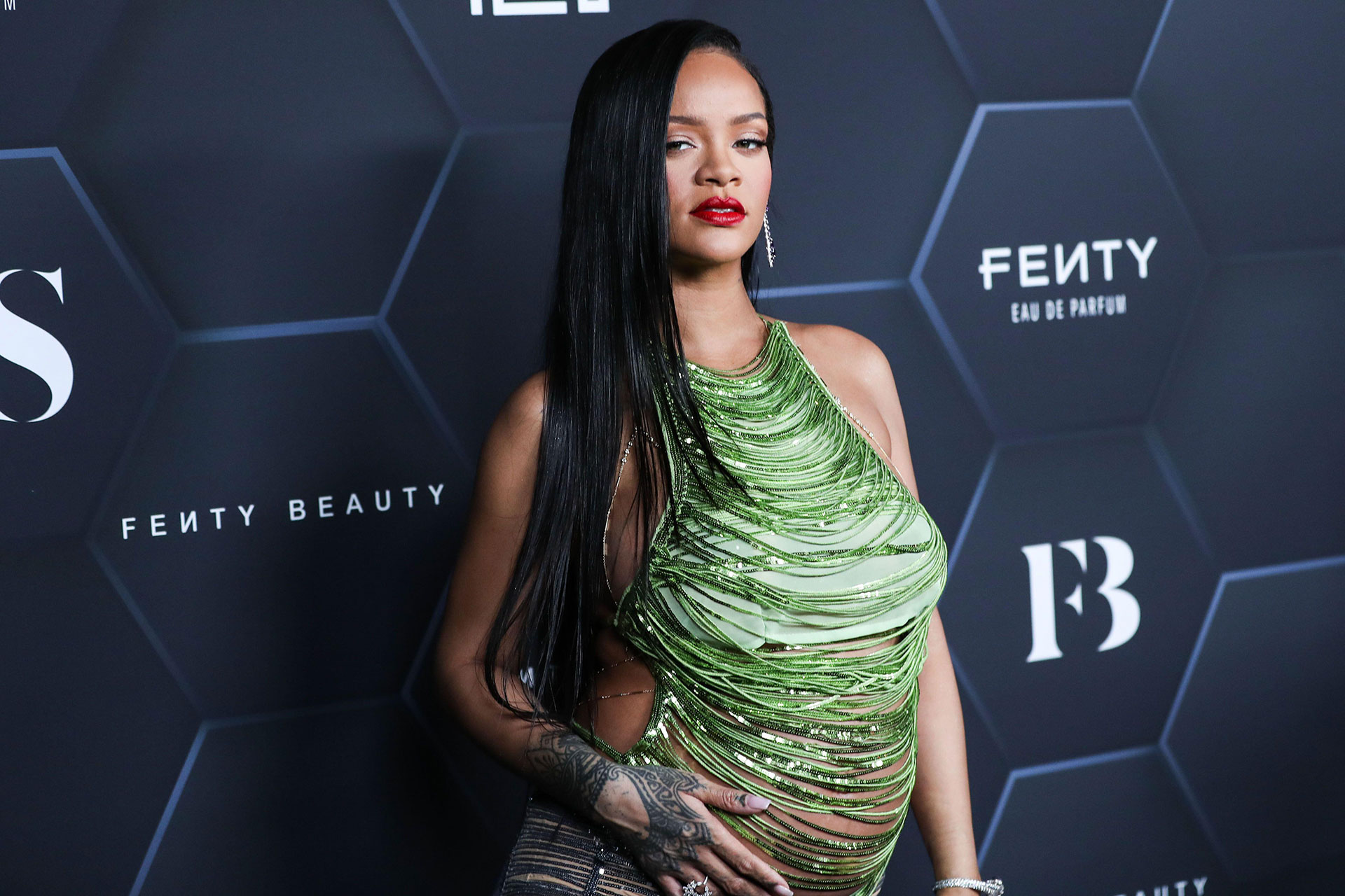 the-rihanna-maternity-style-edit